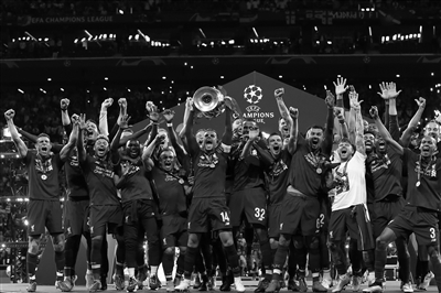 泪目！足协杯冠军奖杯被带回工体，放在已故球迷杨雪的座位旁（令人动容：足协杯冠军奖杯回归工体，安放在已故球迷杨雪的座位旁）