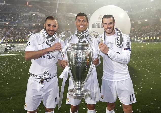 英超官方晒近两年圣诞积分榜：利物浦和阿森纳同分领跑（英超发布近两年圣诞前积分榜：利物浦与阿森纳并列榜首）