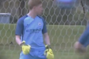 鞋底蹬踏跟腱位！西蒙斯致歉：范戴克是我的队长，我不会故意伤害他或任何人（鞋钉误踩跟腱引争议，西蒙斯道歉：范戴克是我队长，我绝无伤人之意）